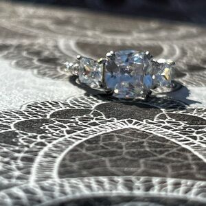 Dazzling Silver Women's Ring with Sparkling Stones